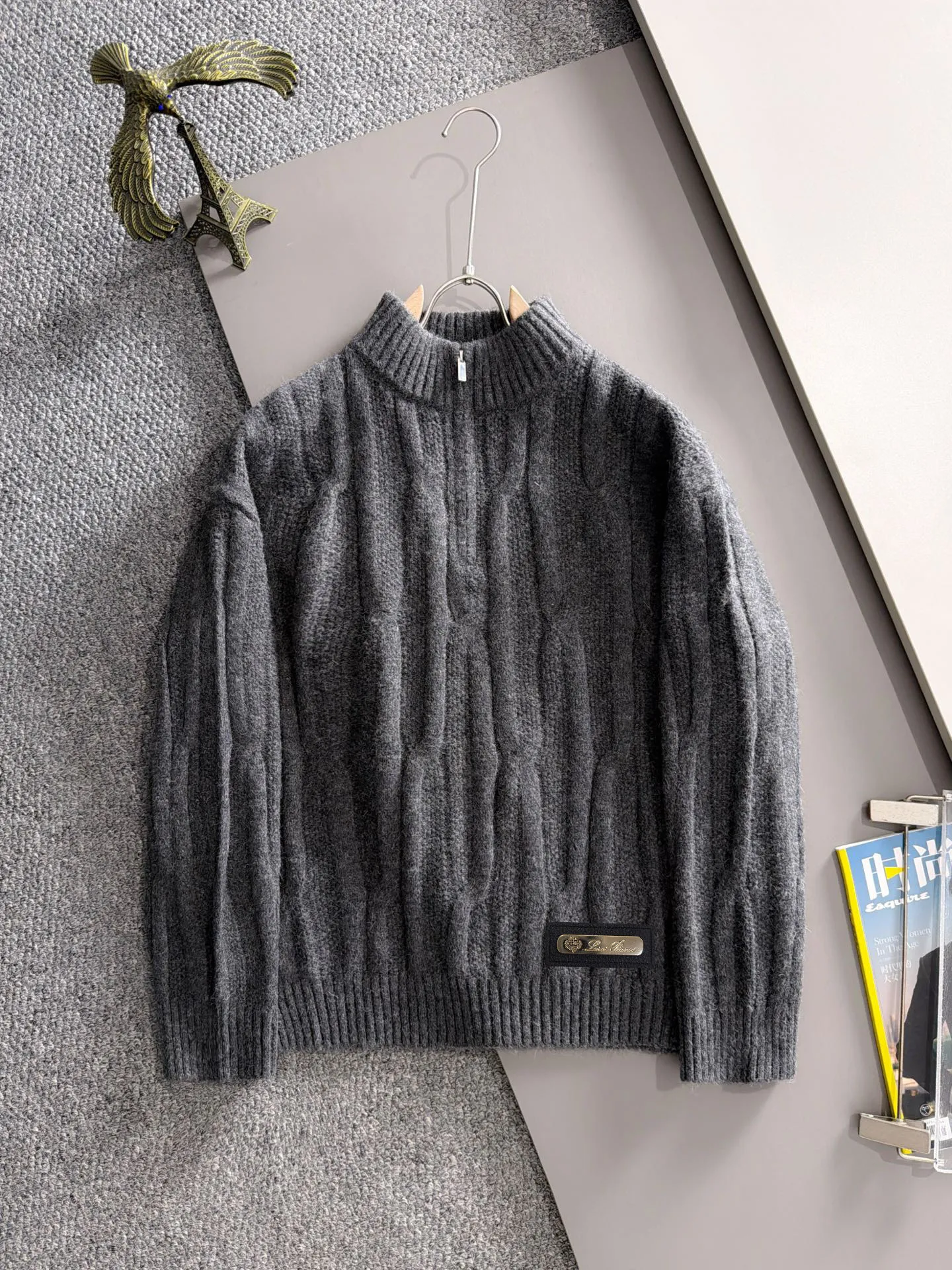 LP Loro Piana's latest knitted sweaters from the official website for autumn and winter 2026 are now on sale at the counter for Hot Sale! Specially made of wool blended fabric. It feels comfortable and can be directly in contact with the skin. The logo badge is exquisitely embroidered, which is extremely eye-catching! The details highlight the fashionable charm of big brands. Exquisite workmanship. Three-dimensional cutting style. The wearing effect is invincible and handsome! All three standards are complete! Sizes:M-3XL